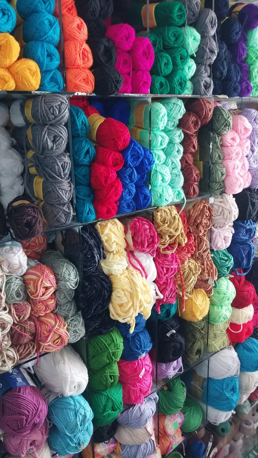 Hilos, lanas y cintas